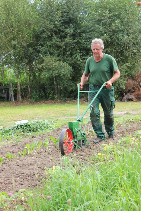 Bernhard Scholl mit Sämaschine am Bodensee